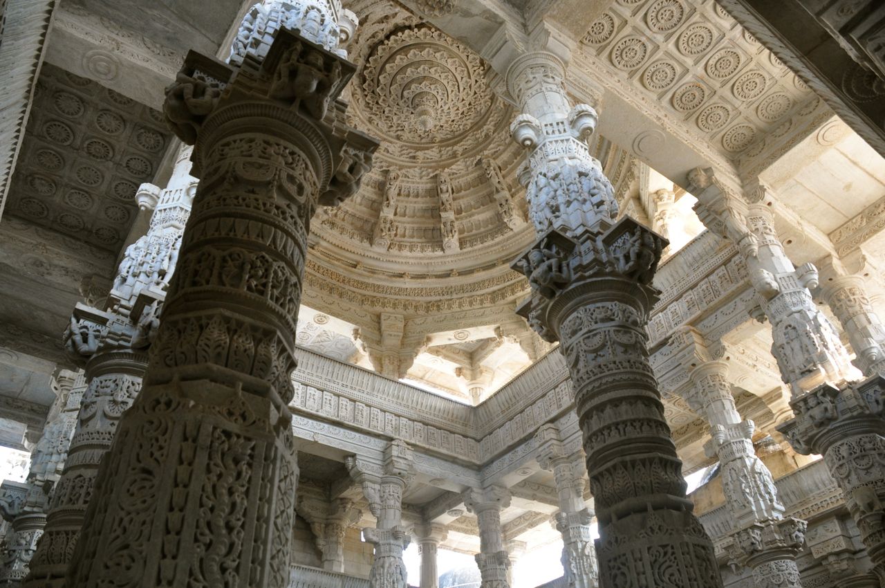 Ranakpur teto e colunas